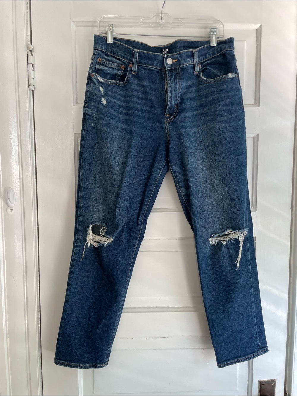 Women's Gap Girlfriend Mid Rise, Regular, Medium Wash Ripped Jeans Size 8